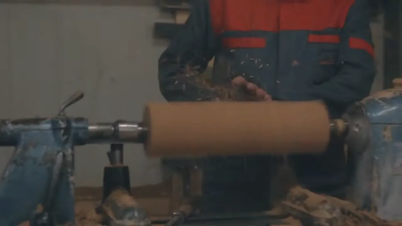 Zebrano fabrikasında torna tezgâhında ahşap işleme